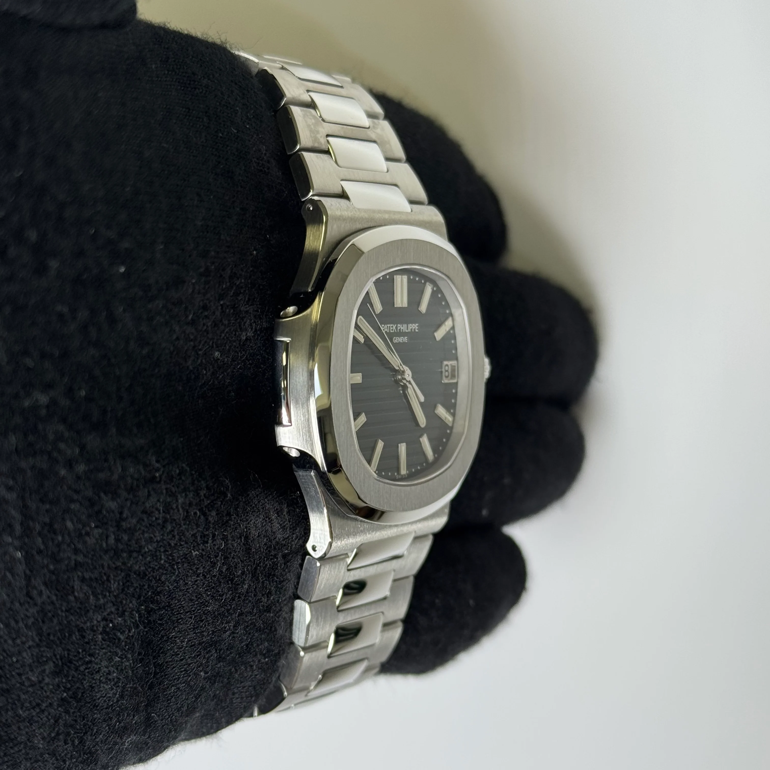 Patek Philippe Nautilus 40mm Green Dial Watch Ref# 5711/1A-014 - Image 3