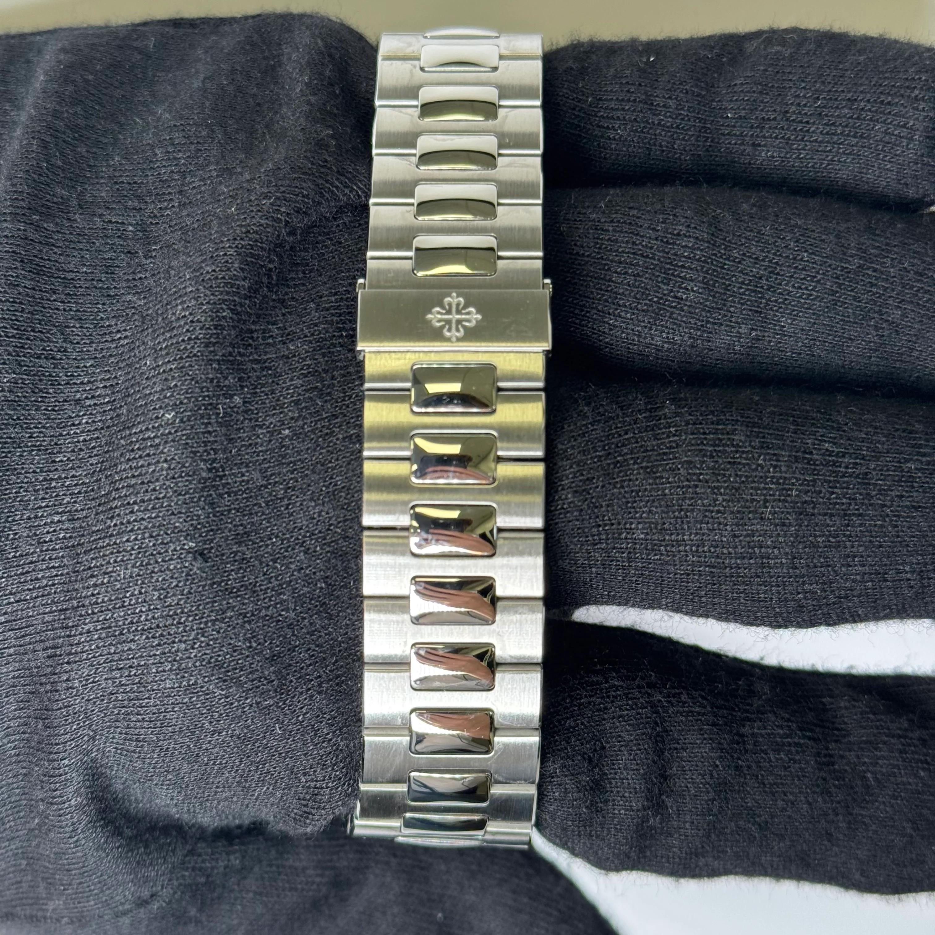 Patek Philippe Nautilus 40mm Green Dial Watch Ref# 5711/1A-014 - Image 4